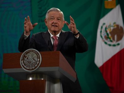 AMLO dice que seguirá criticando a medios porque lo "mayoritean"