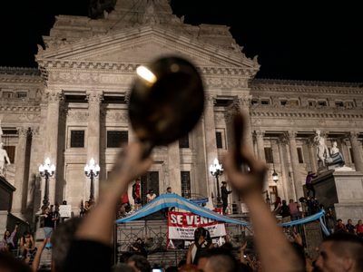 Segunda noche consecutiva de protestas en Argentina contra las medidas económicas de Milei