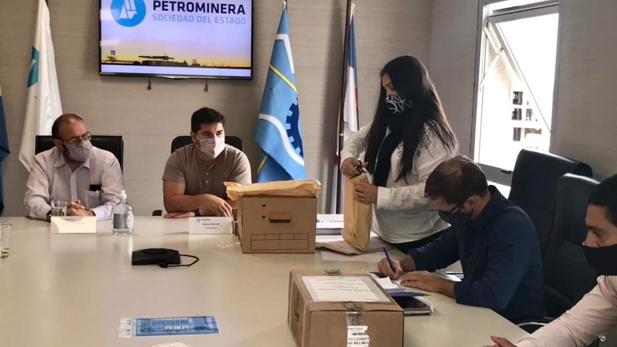 Apertura de sobres de Petrominera. Fuente: (Twitter)