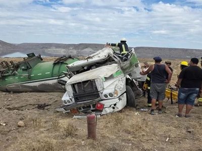 Impactante accidente en Piedra del Águila: un camión volcó en la Ruta 237 y su conductor fue hospitalizado de urgencia.