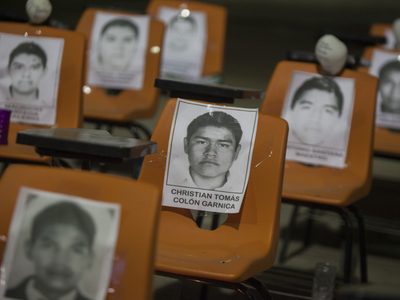 Juzgado federal ordena al Ejército entregar más de 800 folios sobre caso Ayotzinapa