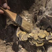 Descubren en Inglaterra un tesoro de monedas medievales oculto por siglos: ¿por qué lo enterraron?