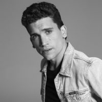 ¡Lo nuevo y lo "retro"! Jaime Lorente conquista a sus fans con estas dos postales