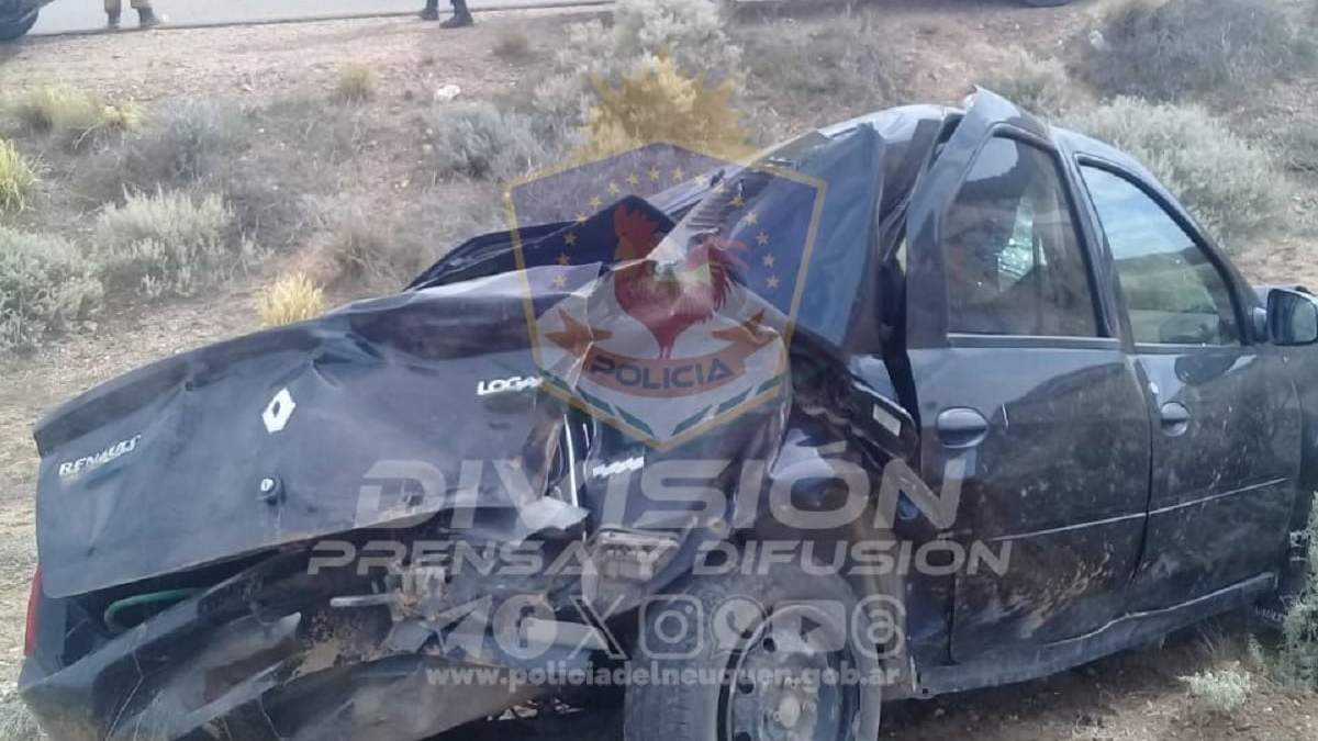 El Renault Logan resultó con importantes daños materiales. Fuente: (Policía de Neuquén)