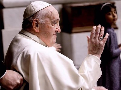 Papa Francisco aparece en la ventana sobre Plaza de San Pedro después de padecer gripe