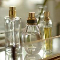 No tires los frascos de perfume vacíos y crea estos bellos adornos decorativos sin gastar un peso