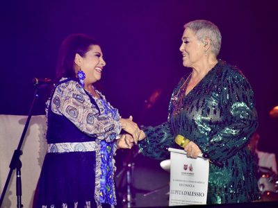 Lupita D’Alessio reúne a 100 mil personas en el Zócalo capitalino para celebrar el Día de las Madres