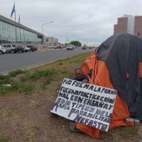 Un hombre realiza un acampe con huelga de hambre frente a la Ciudad Judicial