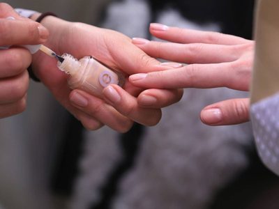 Nail Art: salí de la zona de confort este 2025 con estos diseños con puntos, para uñas largas y cortas