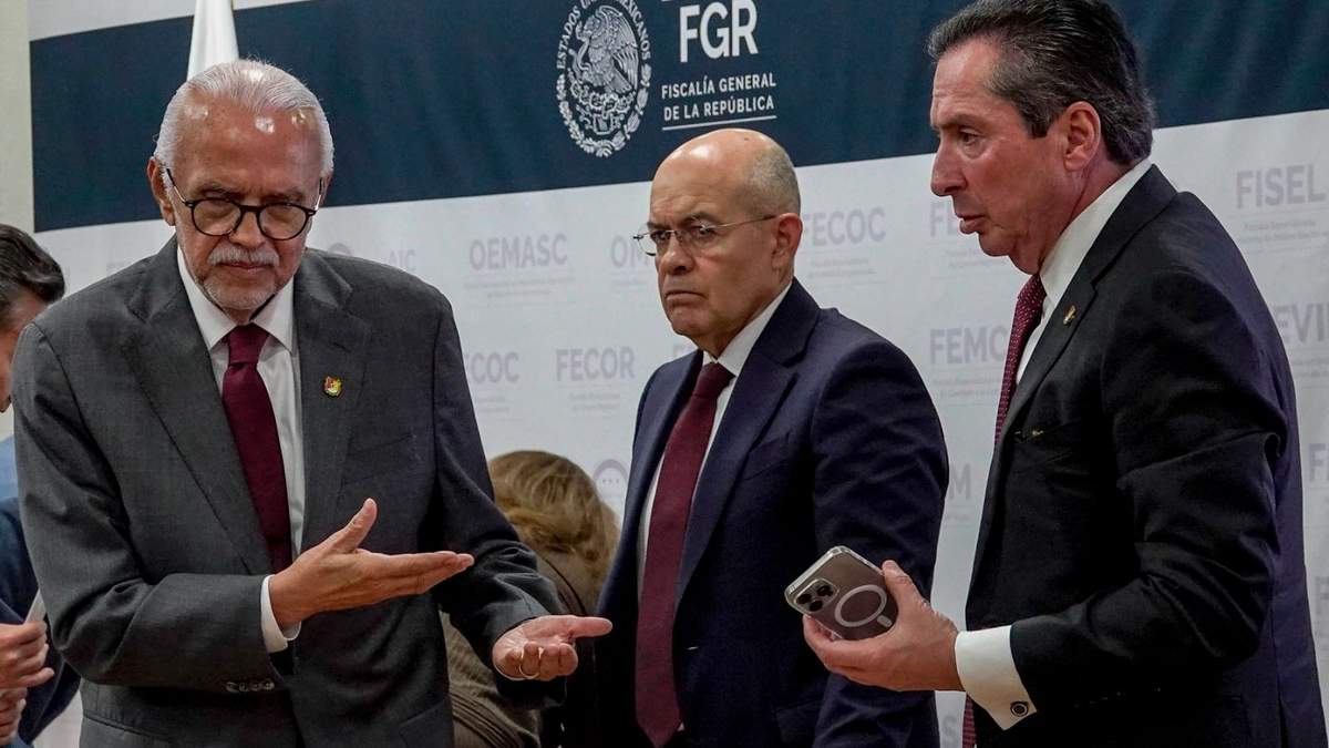 Ángel Navarro, gobernador de Nayarit; Petronilo Díaz, exfiscal estatal, y Gabriel Camarena, consejero jurídico, cuando presumieron sus "logros" en la FGR