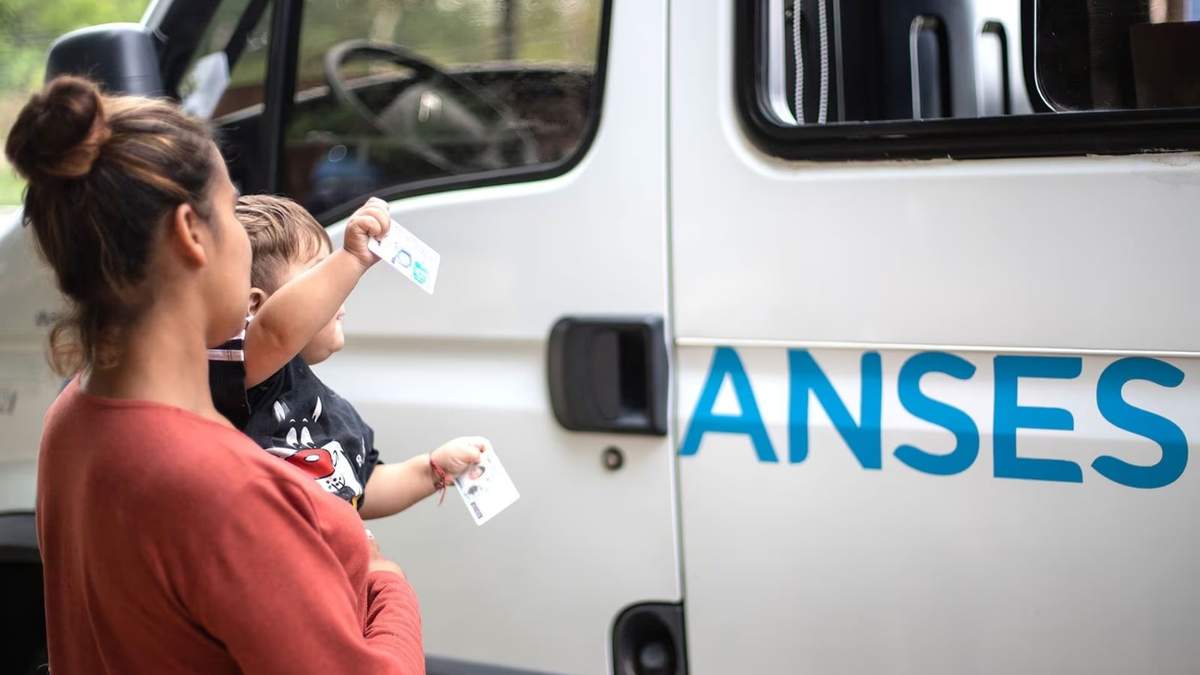 La AUH está dirigida a familias vulnerables. Fuente: (X)