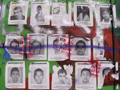 Madres y padres de los 43 de Ayotzinapa llegan a Palacio Nacional para reunión con AMLO
