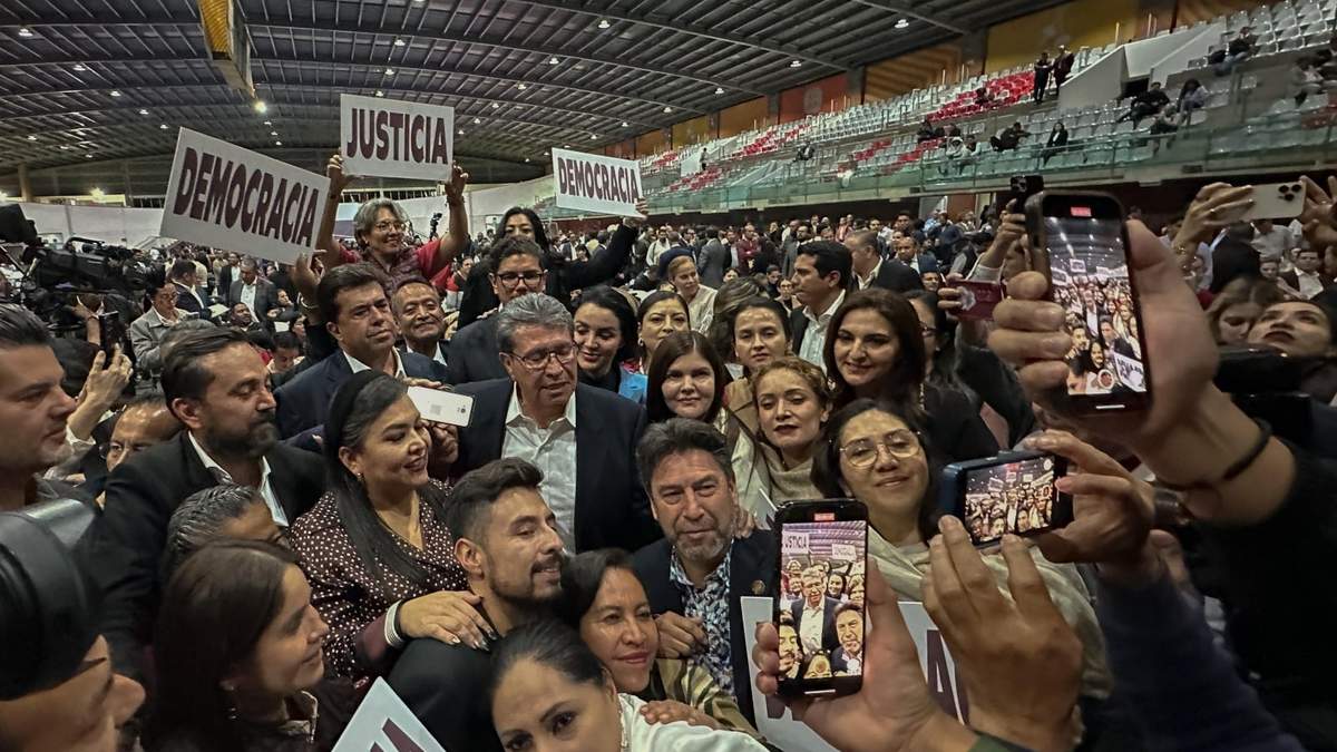 Ricardo Monreal con diputados de Morena