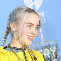 ¡Qué elástica! Billie Eilish da de qué hablar con extraña postal. ¿Qué hizo?