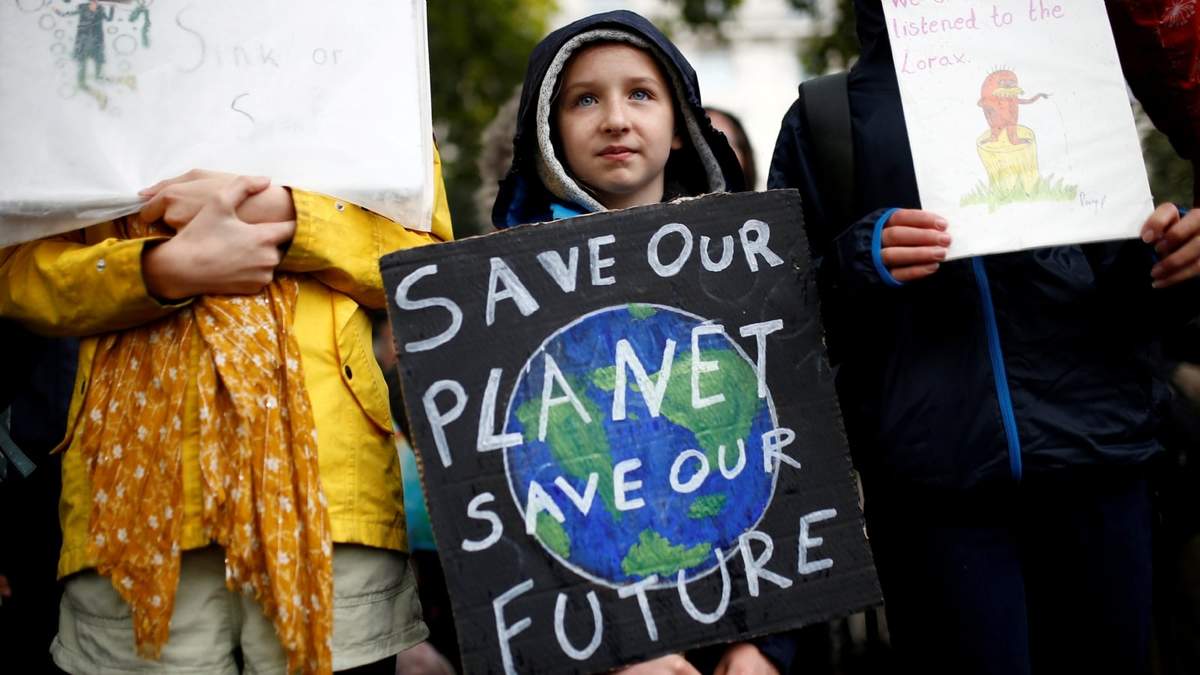 Un niño porta una pancarta que dice: "Salven nuestro planeta. Salven nuestro futuro". Fuente: (Twitter)