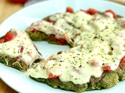 Pizza de espinaca sin gluten y con 4 ingredientes: súper fácil de hacer para la cena de este finde