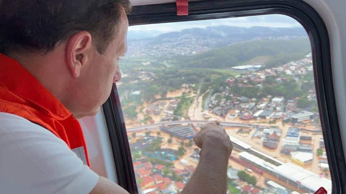 El gobernador de Sao Paulo sobrevoló las zonas afectadas por las lluvias