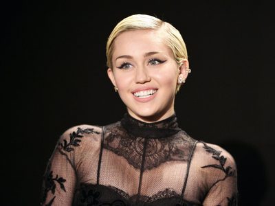 Miley Cyrus emocionó a sus fans con un nuevo video de "Nothing Breaks Like a Heart"