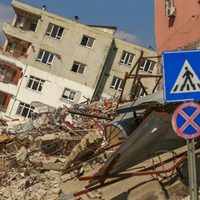 Retiran montañas de escombros tras sismo en Turquía y Siria