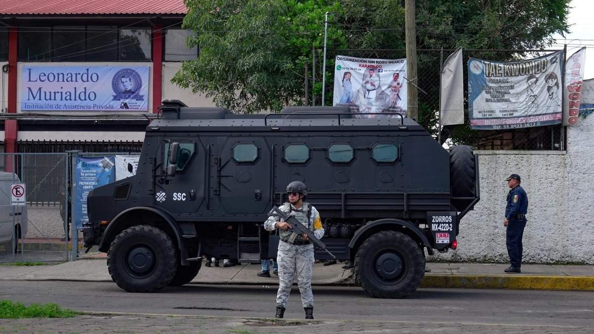 La policía de la CDMX desplegó elementos y un camión blindado frente al gimnasio donde ocurrió la toma de rehenes