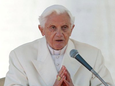 En pleno brote del coronavirus, Benedicto XVI viajó a Alemania para el más grande acto de amor