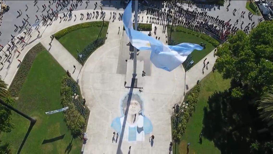 Aficionados en las inmediaciones de la Casa Rosada para el velorio de Diego Armando Maradona