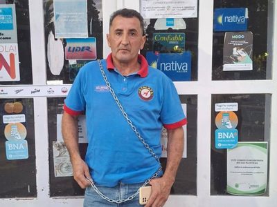 Cerró el supermercado Atalaya: un trabajador se encadenó en la sucursal de Chos Malal