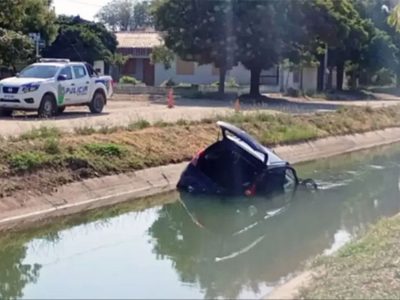 Un bebé de un año murió al volcar un auto en un canal de riego