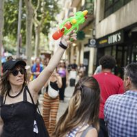 Españoles usan pistolas de agua contra turistas en Barcelona y Mallorca (Video)