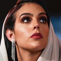 “¡Sin nada!” Becky G en la cama sin más debajo que la pijama