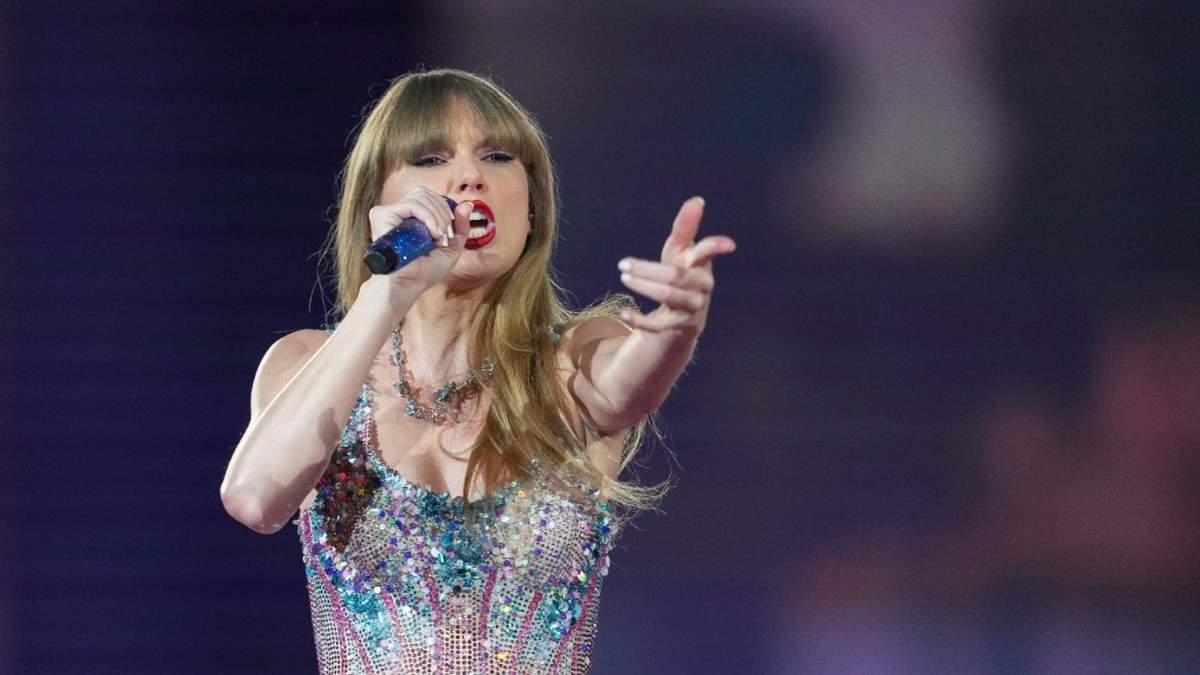 Taylor Swift actúa durante su "Eras Tour" en la arena Tokyo Dome, 7 de febrero de 2024, en Tokio