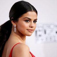 ¡Auch! Selena Gómez se tatúa justo "ahí" y todo por amor. ¡Mira el video!