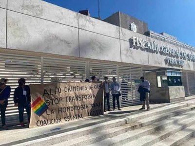 Integrantes de la comunidad LGBT protestan por asesinato de transgénero en Veracruz