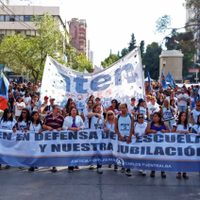 Con tapabocas y manteniendo la distancia: ATEN reclama por sus salarios. ¡Mirá el video!