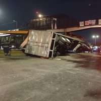 Tráiler vuelca sobre malla del Metro en Circuito Interior; Línea 5 ofrece servicio parcial