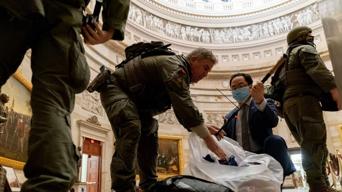 Limpieza del Capitolio tras la irrupción de los simpatizantes de Trump