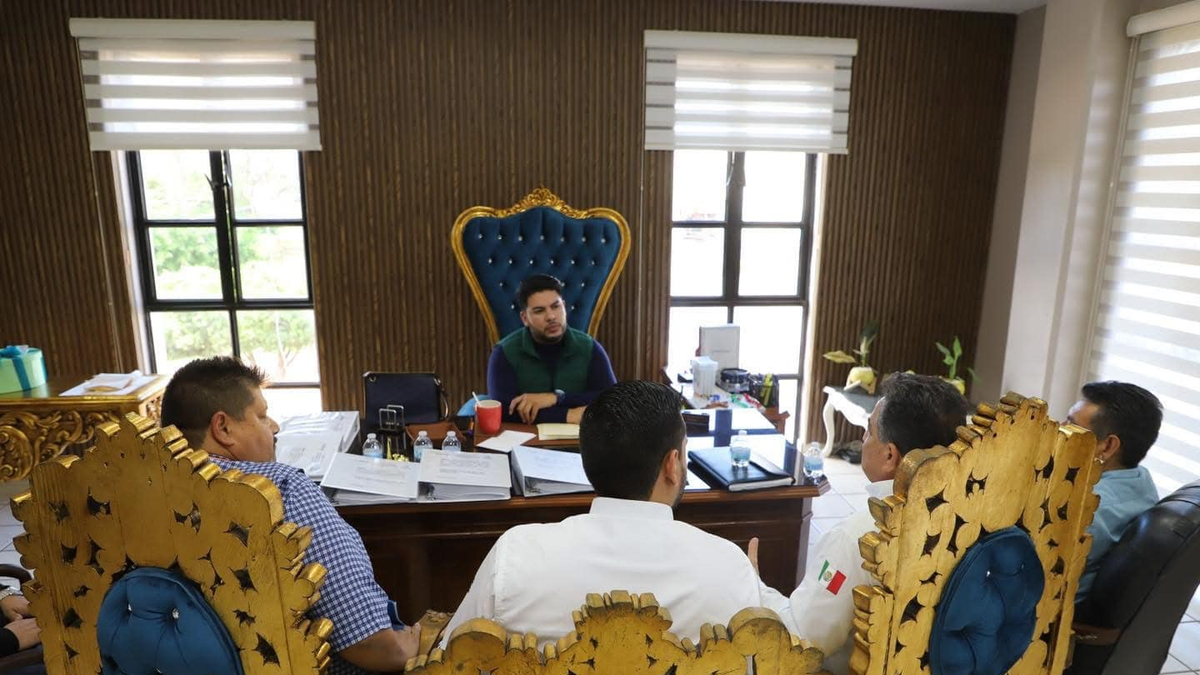 El alcalde de Elota Richard Millán en reunión con funcionarios.