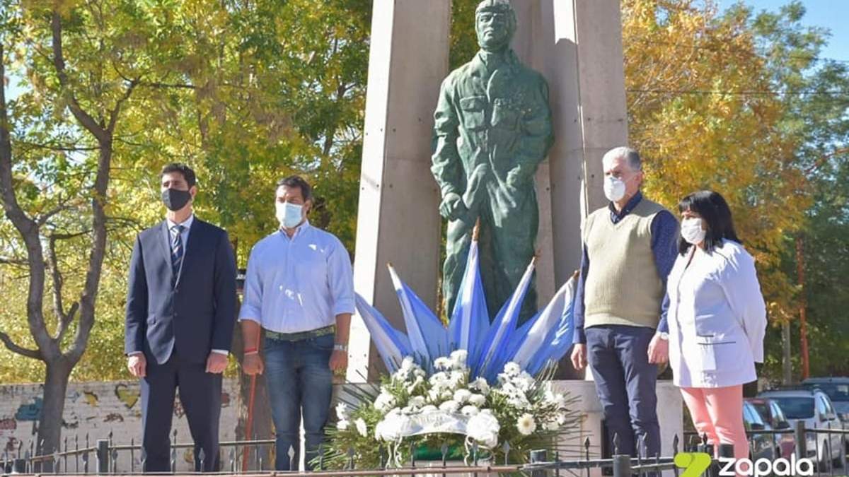 Koopmann en el homenaje al Teniente Luis Candelaria. Fuente: (Facebook)