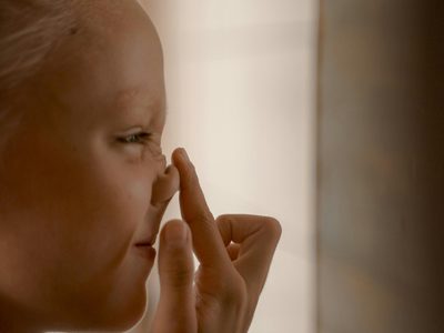 Más que un tic: ¿qué significa tocarse la nariz?