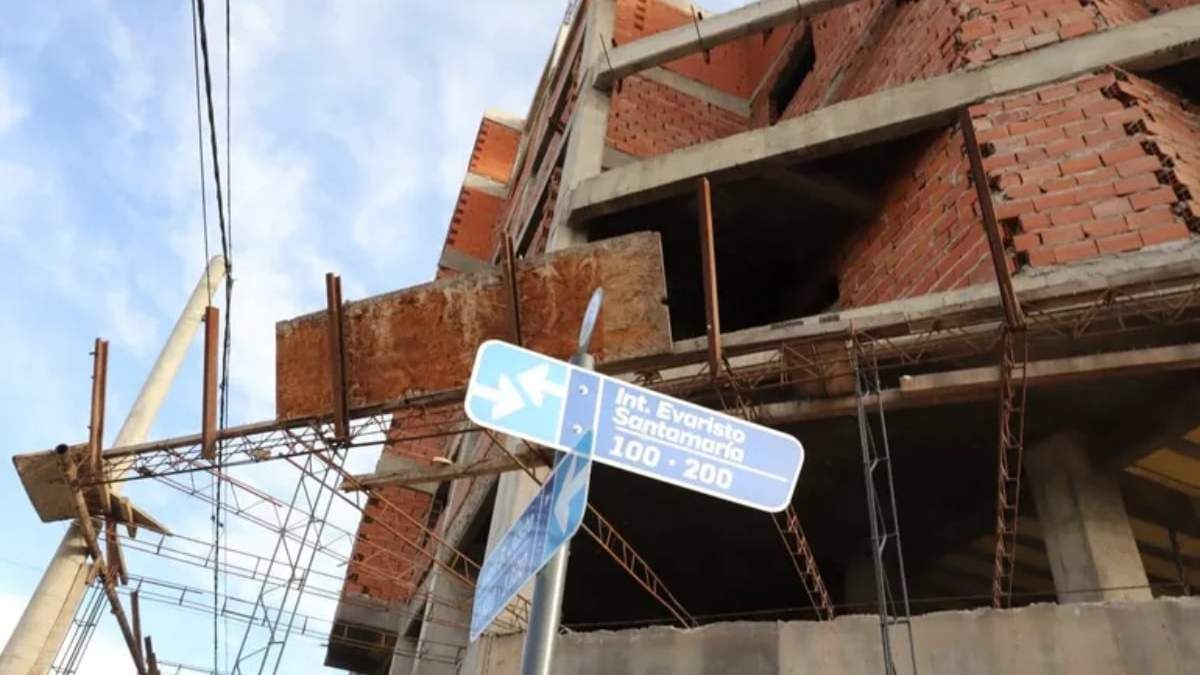 El edificio sin terminar de construir fue ocupado. Fuente: (Sebastián Fariña Petersen)