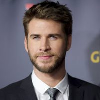 ¿Ya superó a Miley? Liam Hemsworth fue sorprendido a los besos con importante modelo. ¿Quién es?