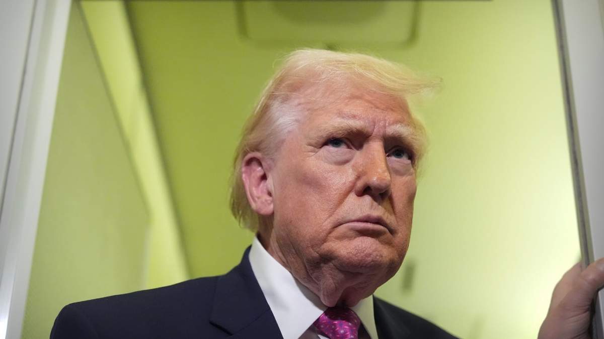 El presidente Donald Trump habla con los periodistas a bordo del Air Force One en ruta desde West Palm Beach, Florida, a la Base Conjunta Andrews, Maryland, el domingo 29 de marzo de 2026
