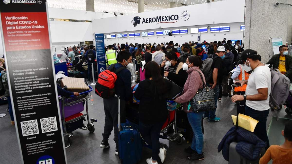 Largas filas en la línea de Aeroméxico tras haber retrasos y cancelaciones de vuelos