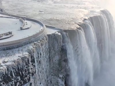 Se congelaron las cataratas del Niágara por la ola polar en Estados Unidos