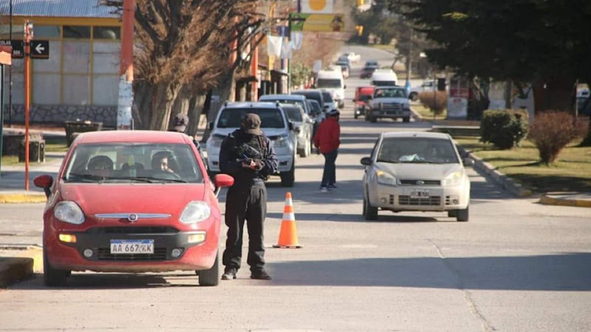 Controles de tránsito en el centro de la ciudad de Zapala. Fuente: (Twitter).