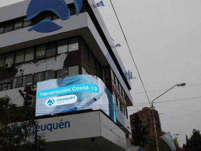 Coronavirus: Neuquén Capital instaló una pantalla gigante para brindar información