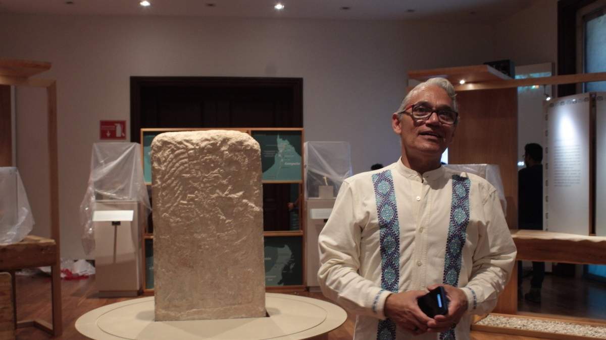 Rodolfo Rodríguez, titular de Exposiciones de Los Pinos, con la estela dual en la exposición "Súbete al Tren"