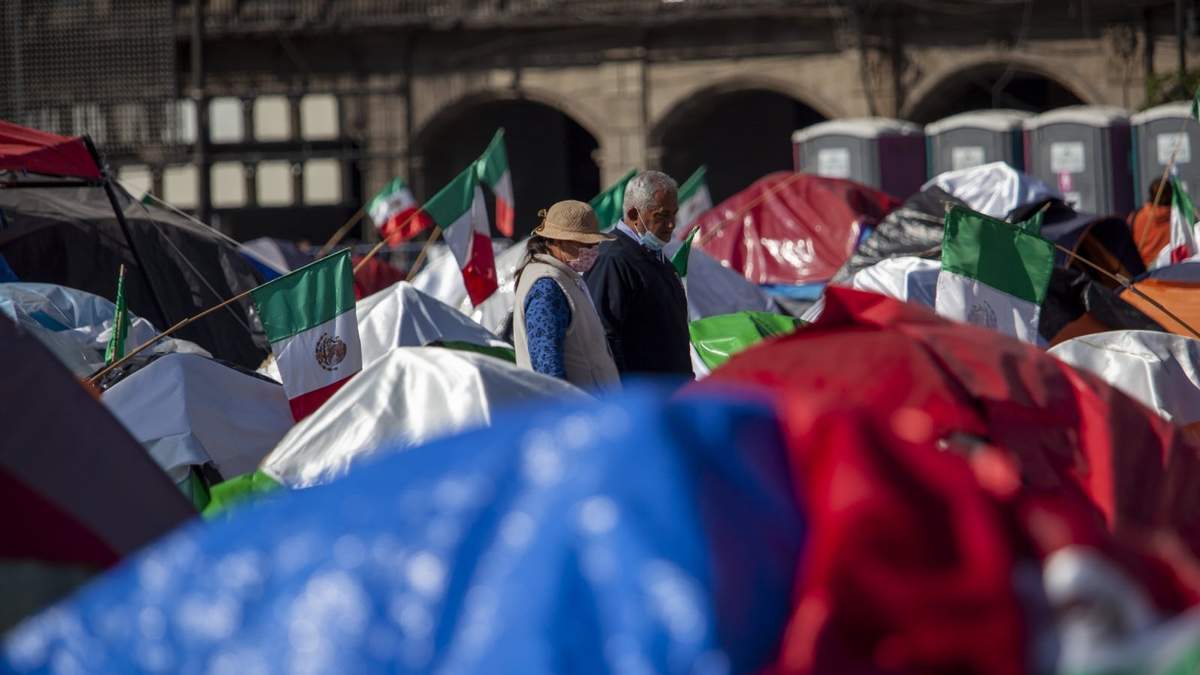 simpatizantes de Frena que permanecen en plantón, en el zócalo. Foto: Miguel Dimayuga