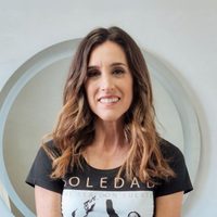 Las siluetas balloon que conquistan a Soledad Pastorutti son un must este 2025: como es el pantalón de moda