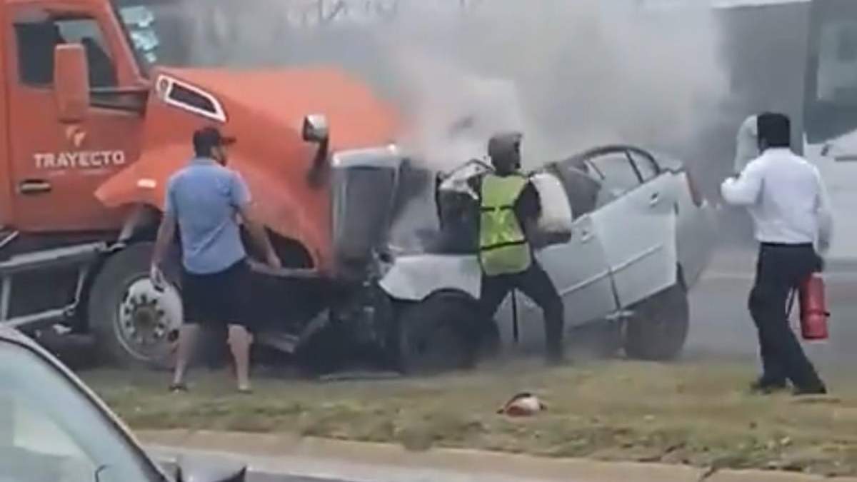Automóvil incrustado sobre un tráiler